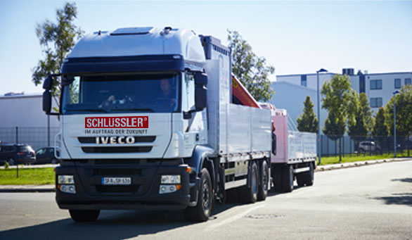 Fahrzeug der SCHLÜSSLER Feuerungsbau GmbH im Einsatz